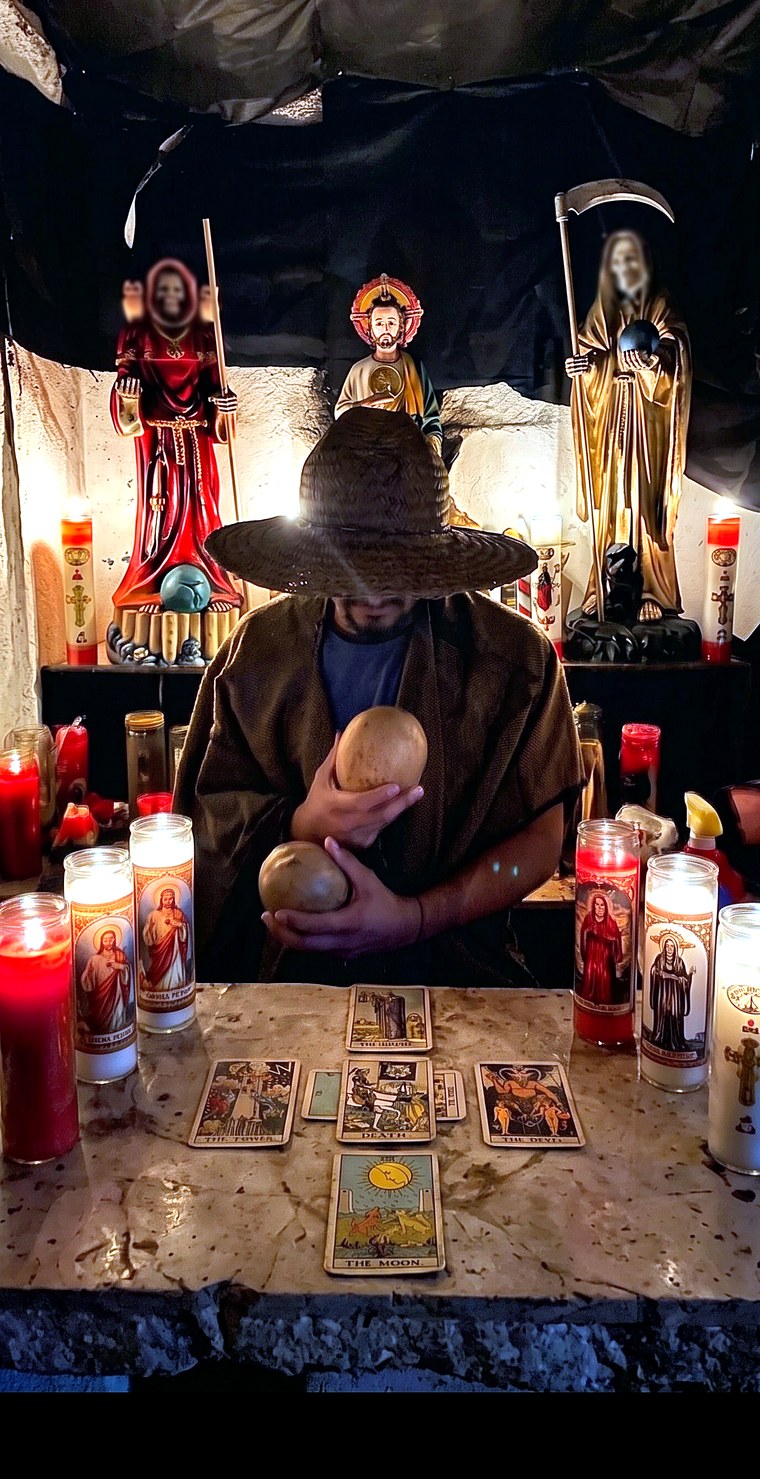 Maestro Santiago Flores realizando un ritual espiritual frente a su altar