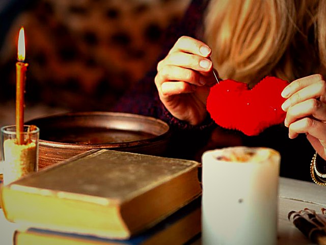 Ritual de endulzamiento de amor con vela y elementos espirituales