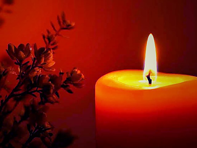 Vela encendida para ritual de regreso del ser amado